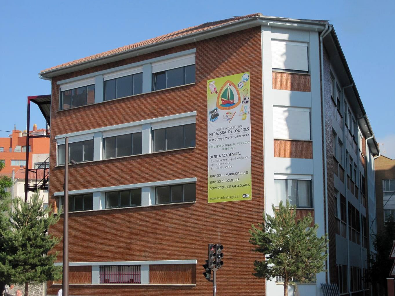 Fachada del colegio lourdes de Burgos.