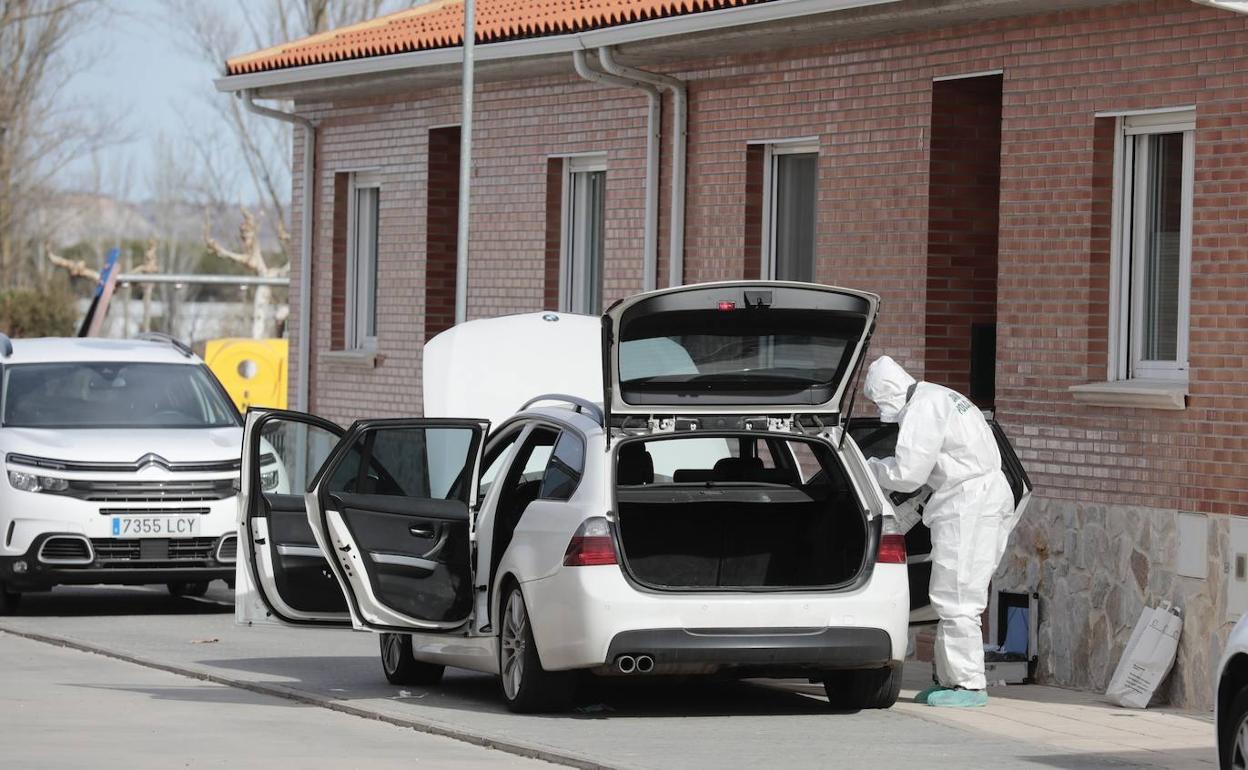 Los especialistas de la policía científica de la Guardia Civil toman muestras del coche robado. 