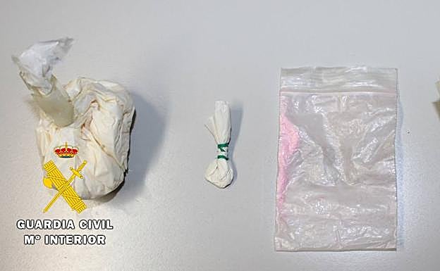 Un detenido y dos investigados por tirar 60 gramos de speed por la ventanilla del coche