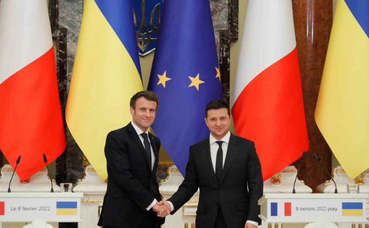 El presidente ucraniano Volodymyr Zelensky y su homólogo francés Emmanuel Macron.