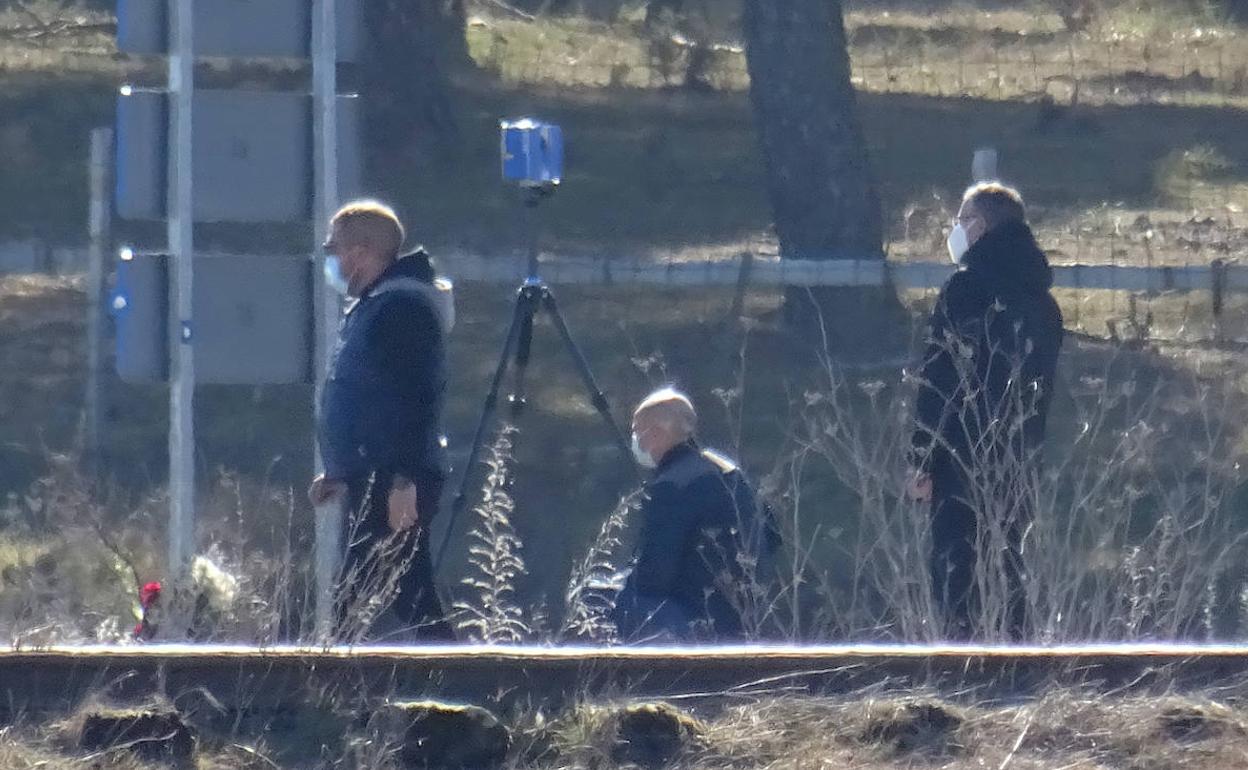 Los agentes realizan mediciones en la calzada de la carretera que conduce a Traspinedo en torno al lugar del hallazgo del cuerpo. 