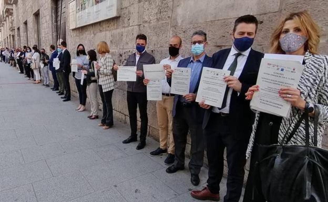 Trabajadores de CaixaBank, en imagen de archivo del parón de 30 minutos en el Cordón el 2 de junio.