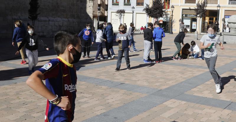 Escolares en una plaza de Palencia. 