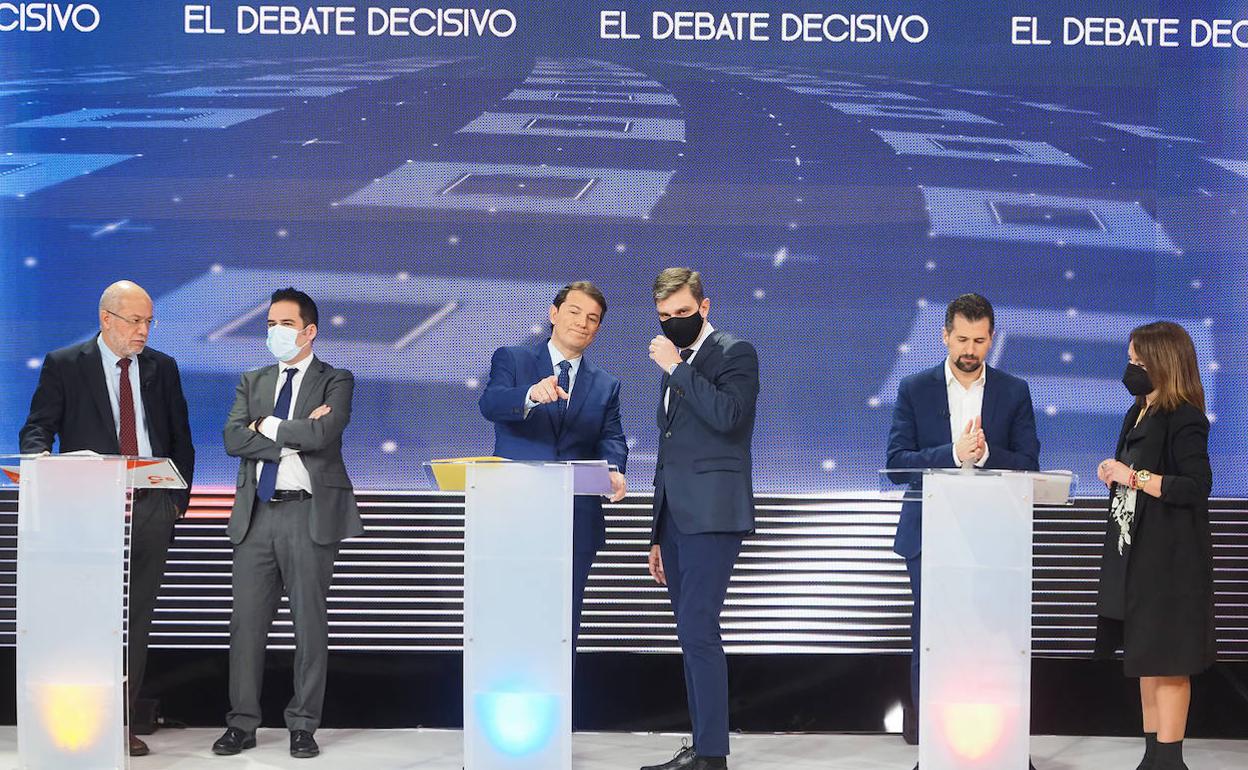 Los candidatos con intercambian opiniones con los asesores que llevaron al debate.