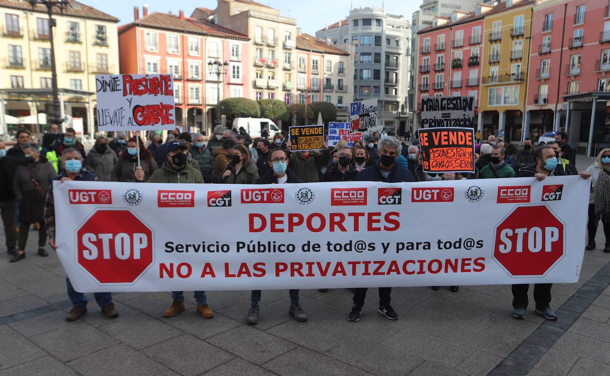 Concentración de los trabajadores de Deportes en la Plaza Mayor de Burgos.