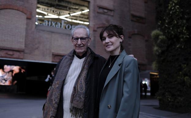 Jaime Chávarri y Marta Nieto, junto al reconocible jardín vertical del exterior de CaixaForum. 