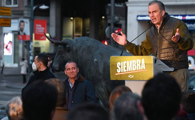 Ortega Smith asegura a Mañueco que pedirán la derogación de las leyes de ideología de género