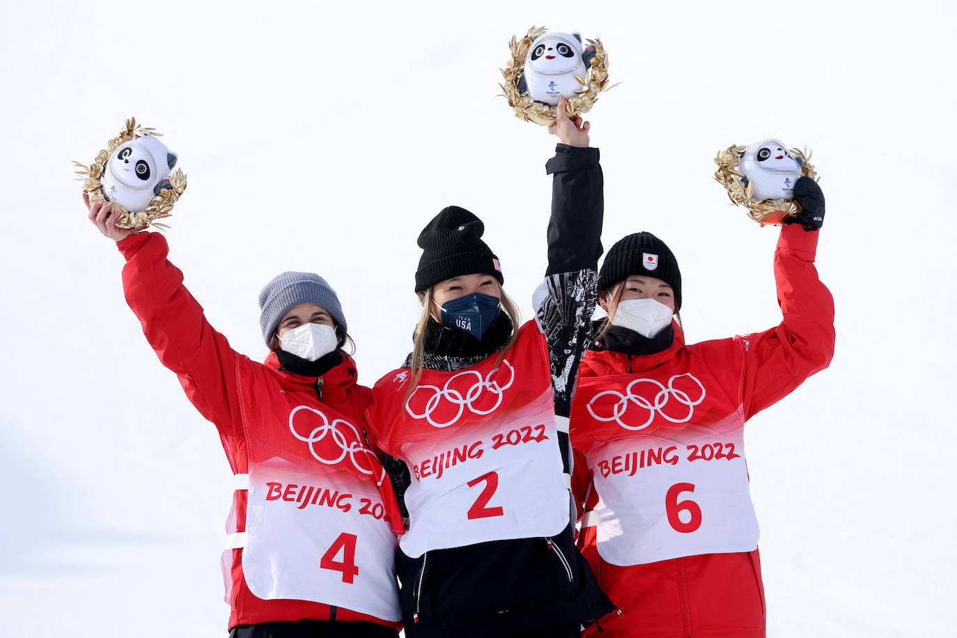 Queralt Castellet, a la izquierda, en el podio junto a la campeona olímpica, la estadounidense Chloe Kim, y la medallista de bronce, la japonesa Tomita Sena. 