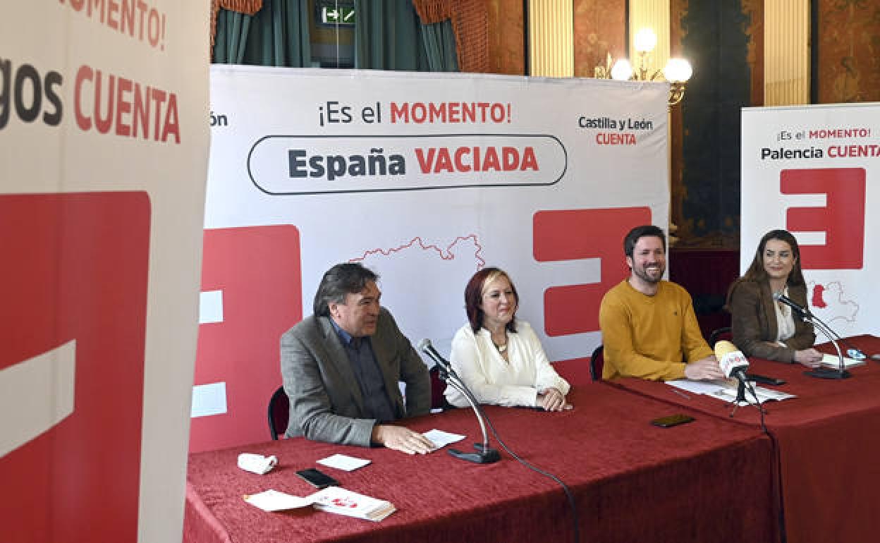 Tomás Guitarte, diputado nacional de Teruel Existe, a la ziquierda, junto a representantes de la España Vaciada de Castilla y León. 