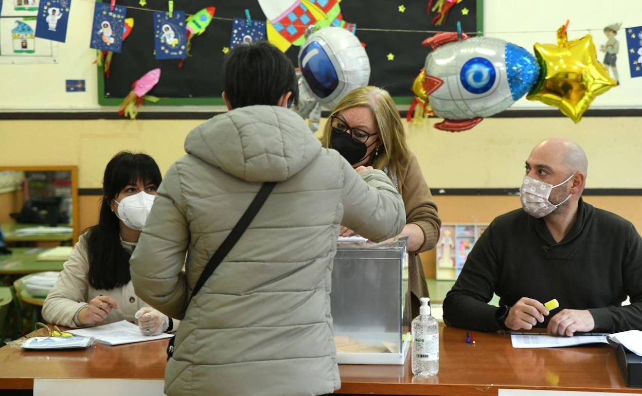 Una votante ejerce su derecho en un colegio electoral de Valladolid. 