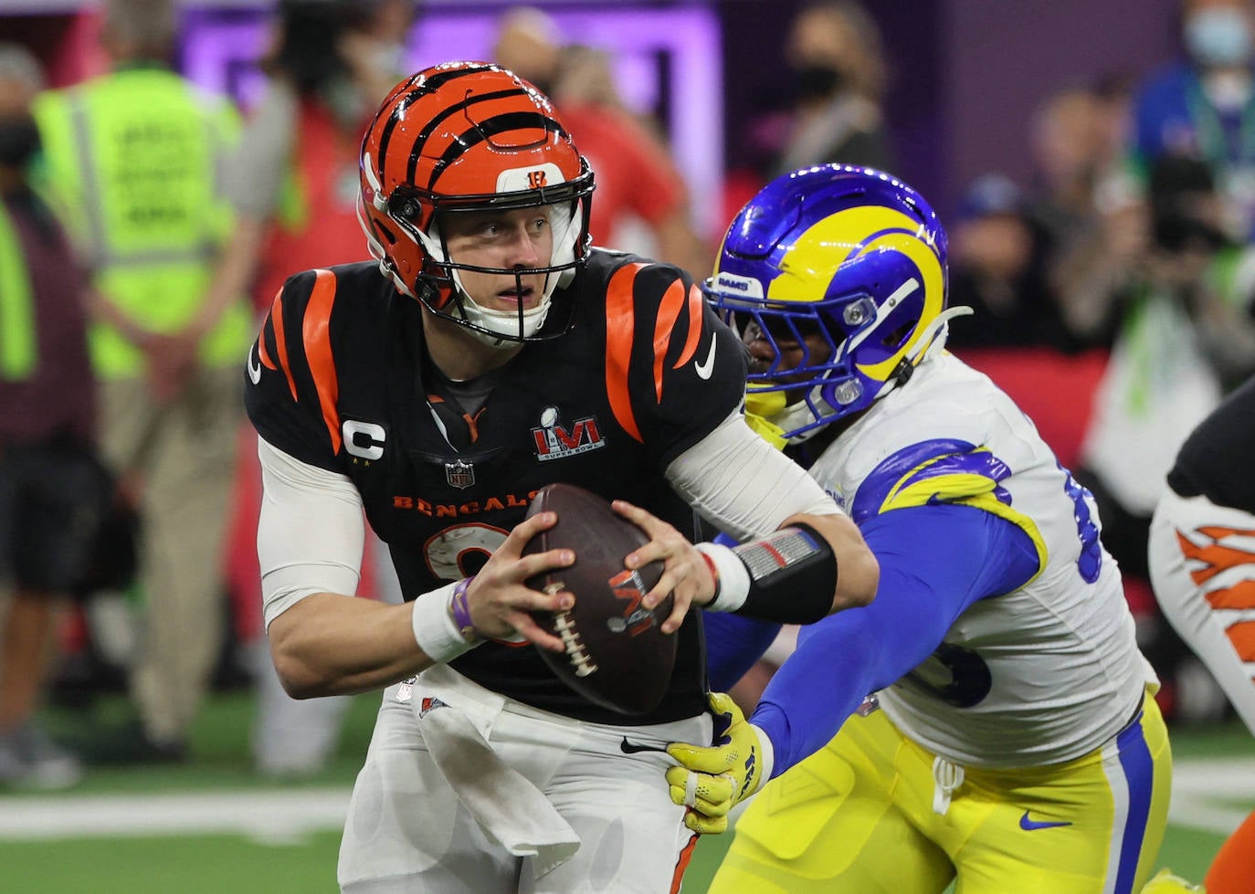 Joe Burrow, quarterback de los Cincinnati Bengals, tuvo una actuación destacada, pese a la formidable defensa de los Rams. 