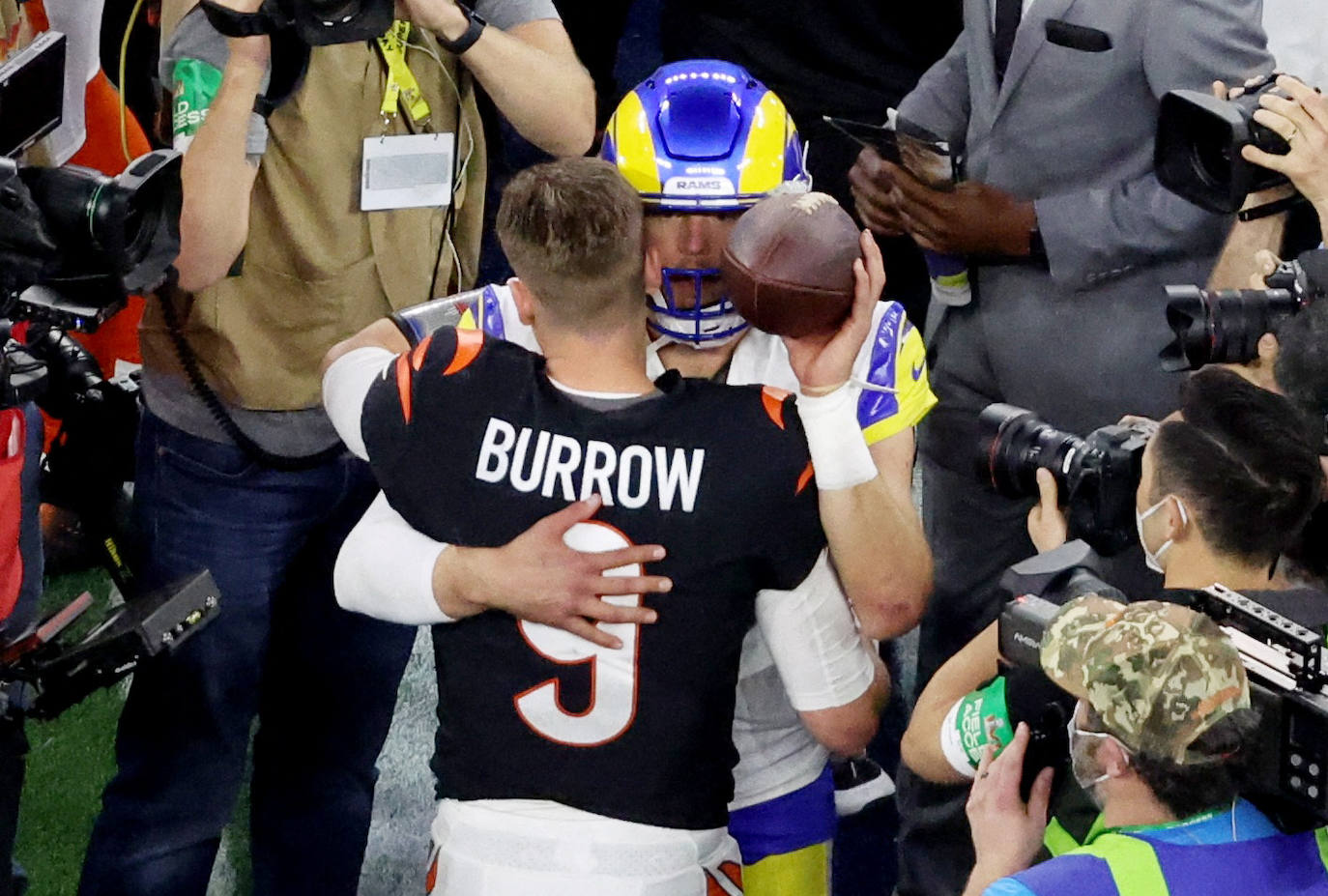 Matthew Stafford y Joe Burrow, quarterbacks de Rams y Bengals, respectivamente, se saludan al término de la Super Bowl LVI. 