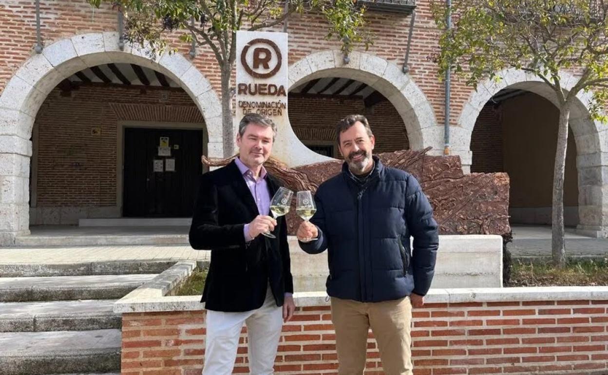 El nuevo presidente de Rueda, Carlos Yllera (izq) brinda con el vicepresidente Mariano González