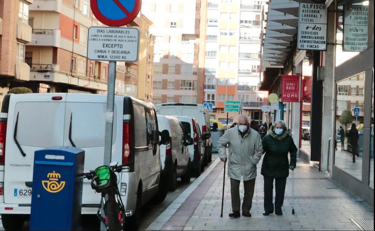 Ancianos en la calle en Valladolid. 