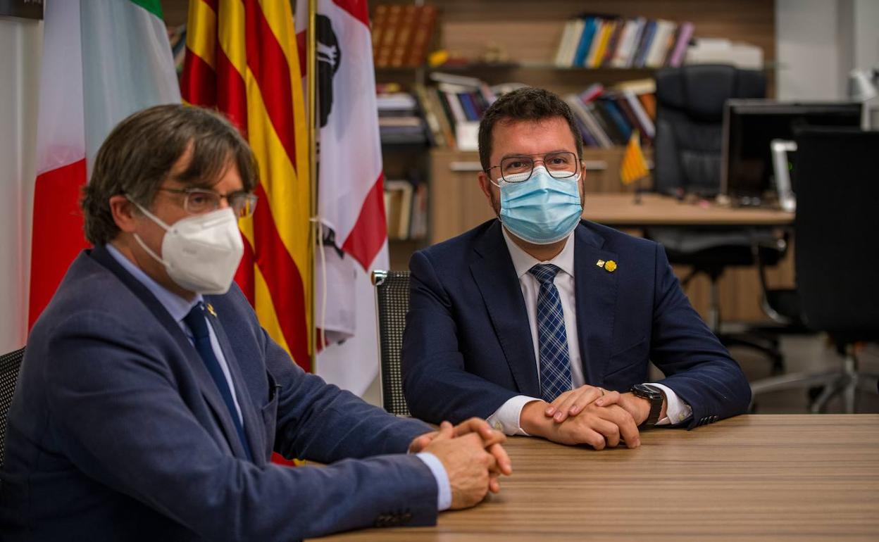 El expresidente de la Generalitat Carles Puigdemont y el actual presidente, Pere Aragonès, en L´Alguer (Italia) el 25 de septiembre de 2021.