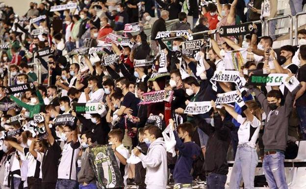 Afición del Burgos CF en El Plantío. 