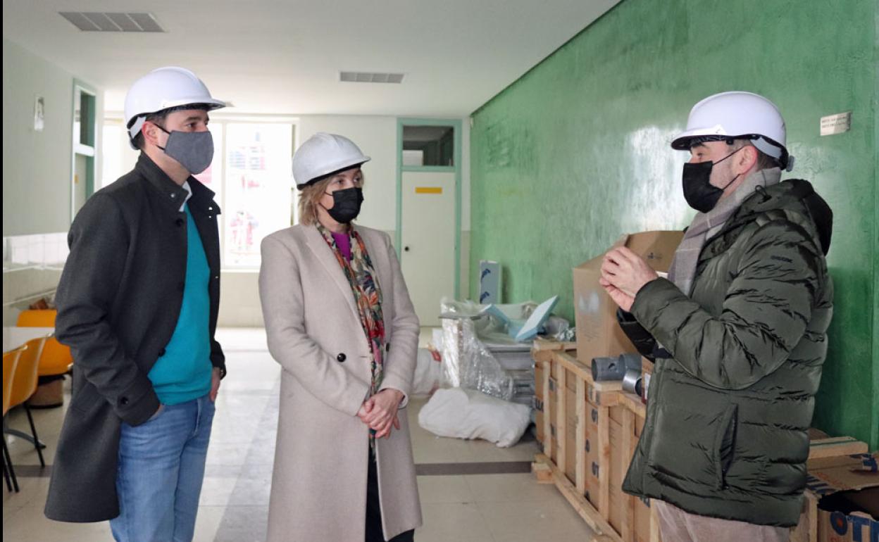 Daniel de la Rosa y Sonia Rodríguez han visitado las obras del centro municipal de San Cristóbal.