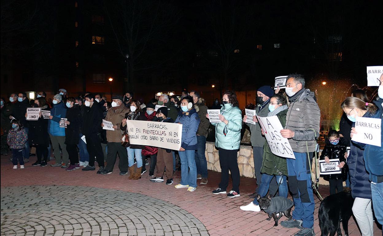 Protesta vecinal en la plaza de la Tesla.