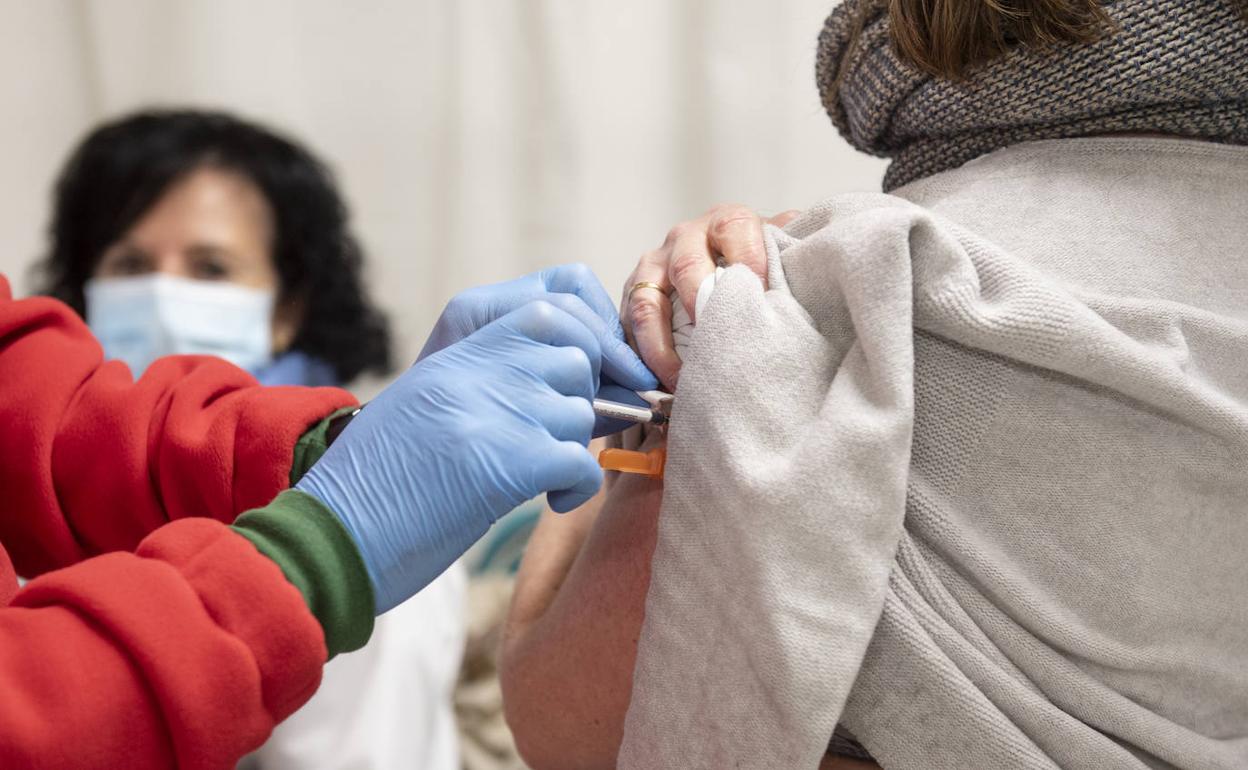 La vacunación avanza con las terceras dosis para los mayores y las segundas para los niños.