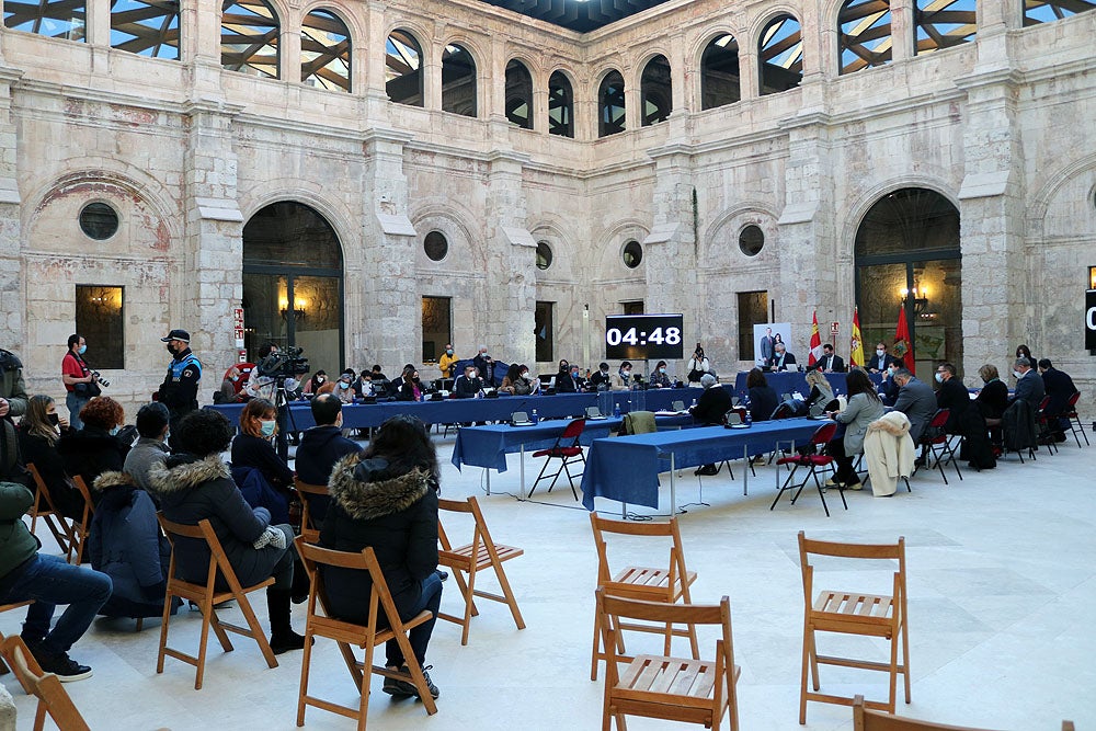 Fotos: Los vecinos de Fuentecillas se concentran ante el Pleno