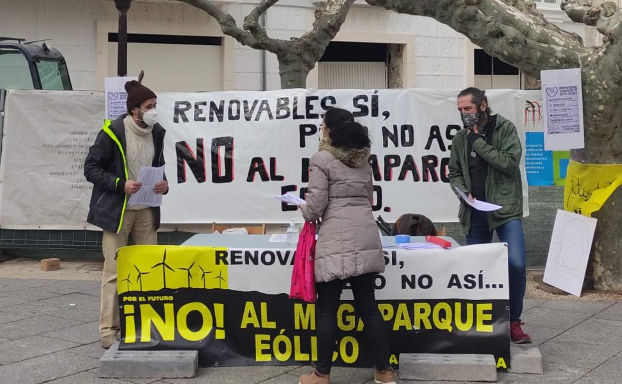 Recogida de firmas el pasado sábado 12 de febrero en El Espolón. 