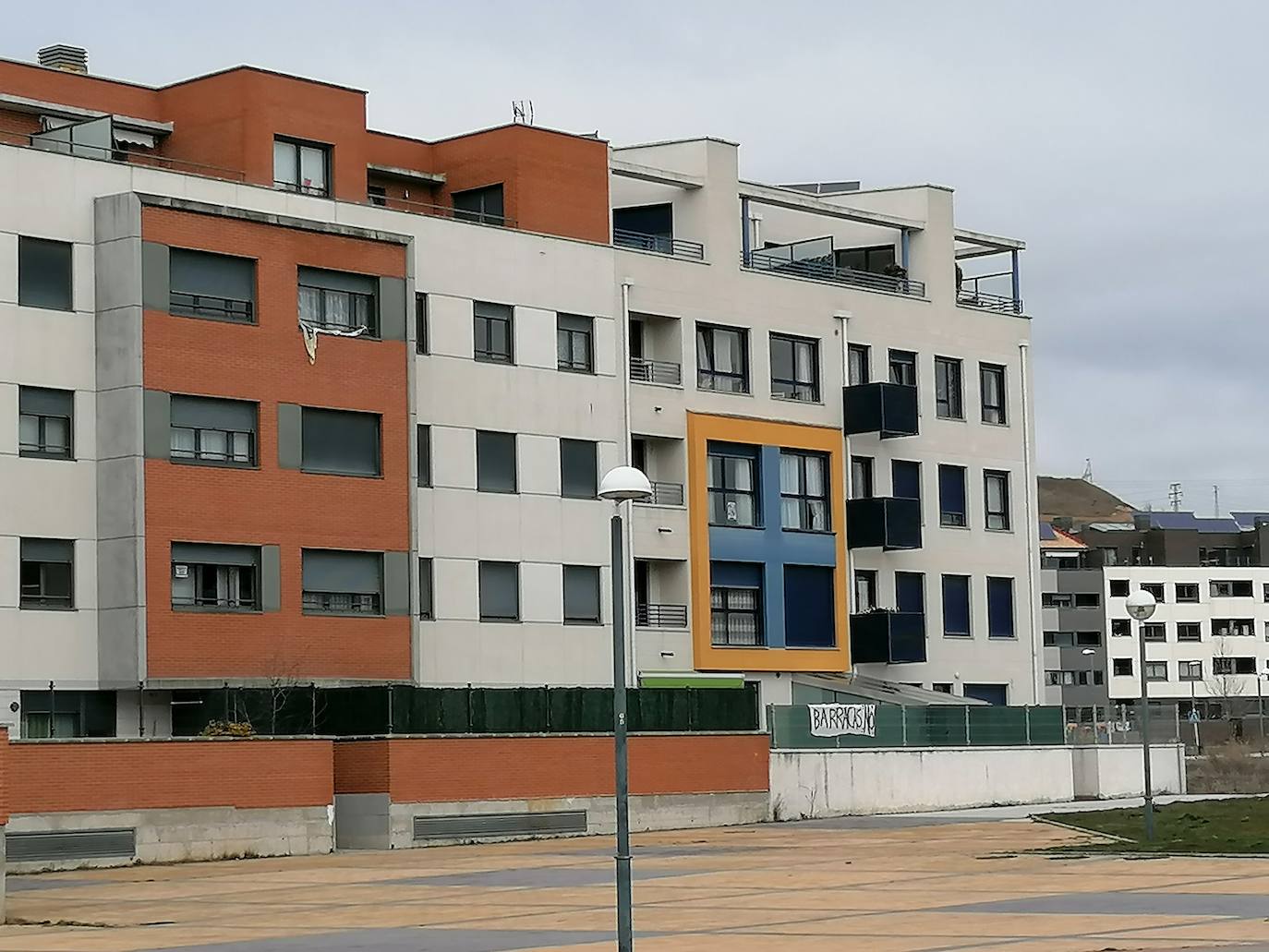 Fotos: Vecinos de Fuentecillas han empapelado el barrio con carteles contra las barracas