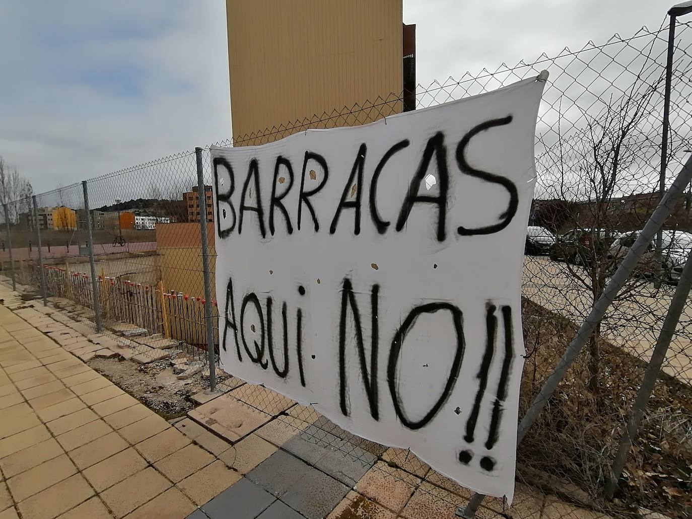 Fotos: Vecinos de Fuentecillas han empapelado el barrio con carteles contra las barracas