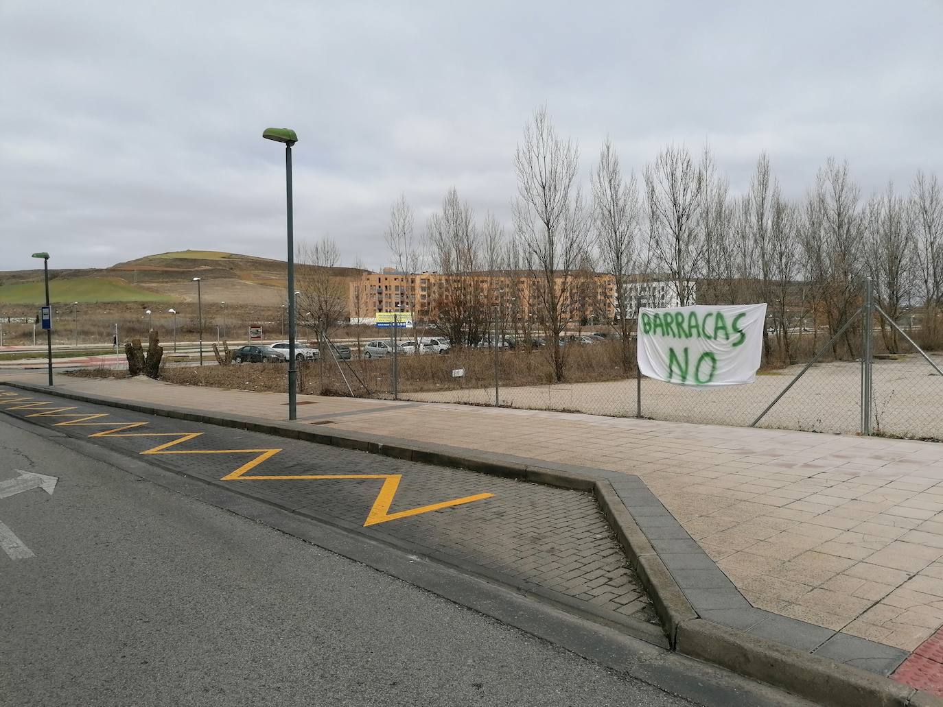 Fotos: Vecinos de Fuentecillas han empapelado el barrio con carteles contra las barracas