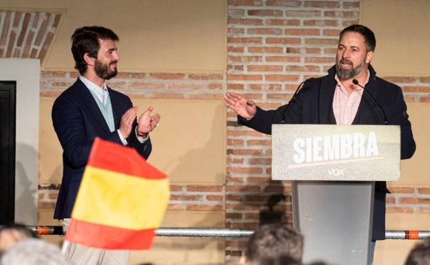 Imagen principal - Santiago Abascal apoyó con su presencia al candidato de Vox en Castilla y León durante toda la campaña. En la imagen superior, con García-Gallardo tras conocer su resultado electoral. En la segunda imagen, en el cierre de campaña en Valladolid. En la última imagen, a caballo en el campeonato de galgos de Nava del Rey.