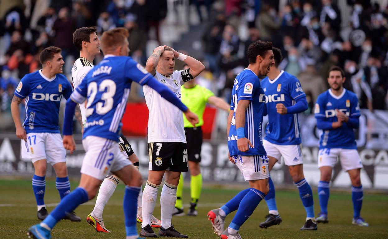 Juanma se lamenta tras fallar el penalti.