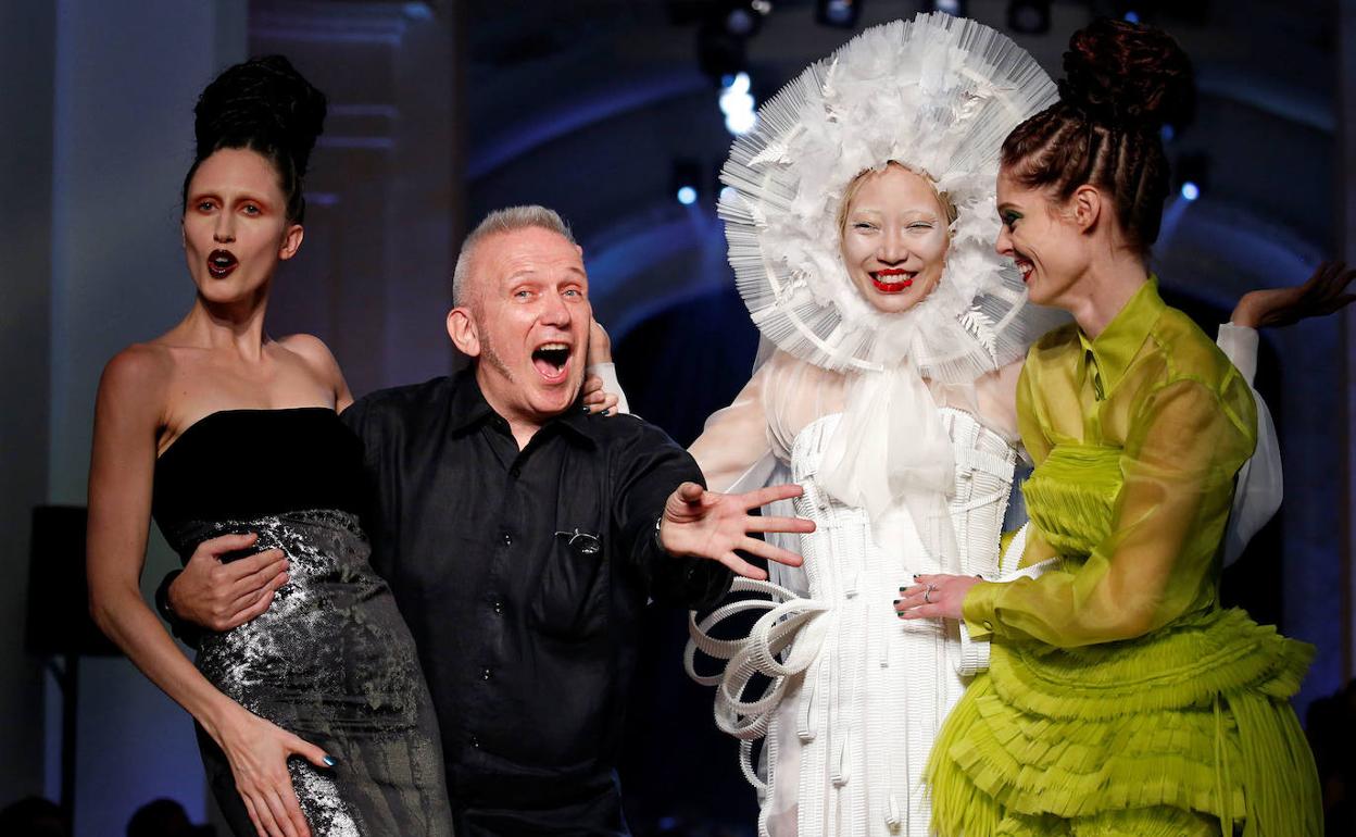 Jean Paul Gaultier rodeado de modelos al terminar uno de sus desfiles.