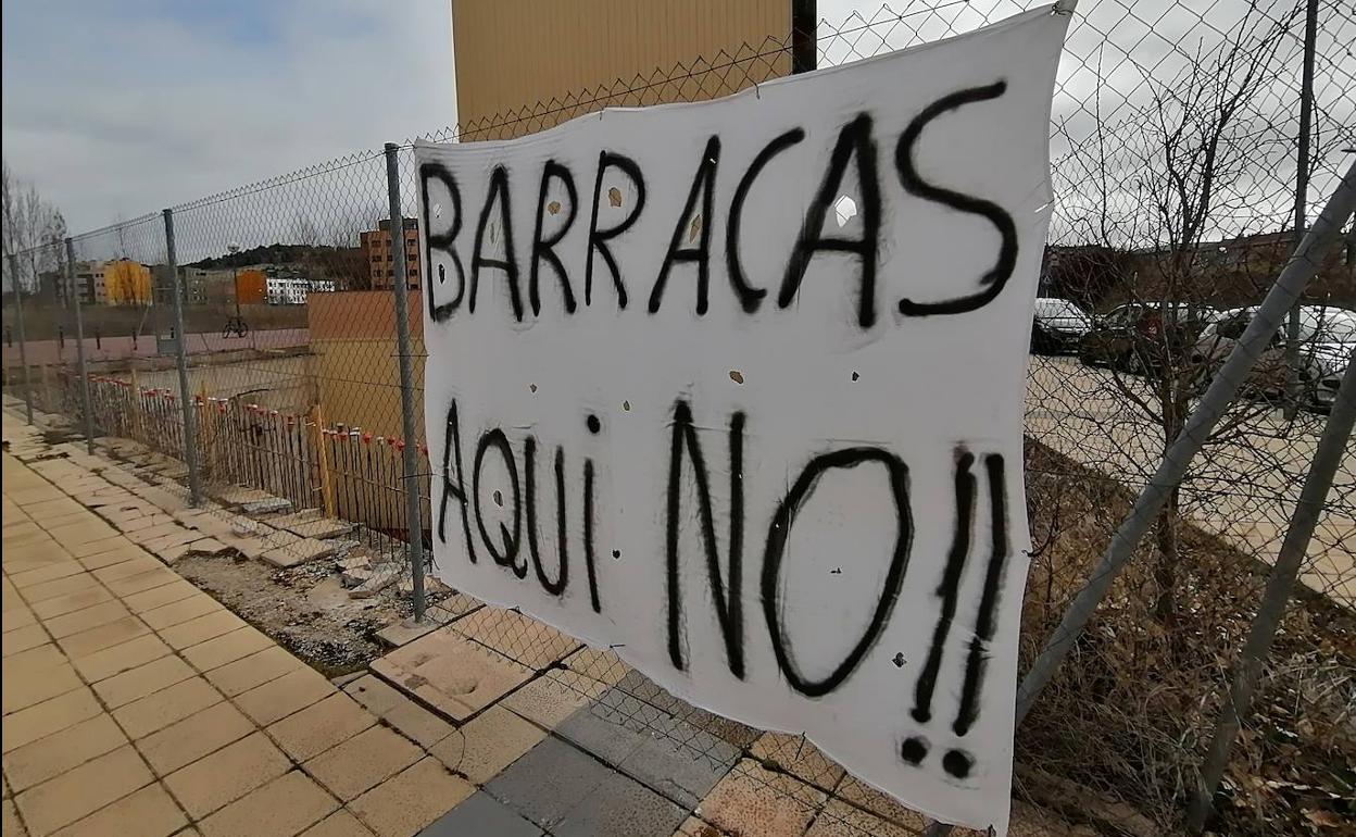 Cada vez aparecen más carteles y pancartas que rechazan las barracas en Fuentecillas y en cualquier zona de viviendas.