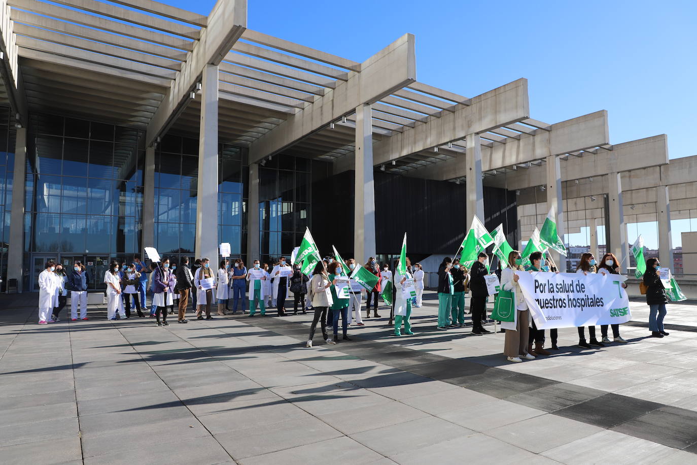 Fotos: Las enfermeras se concentran a las puertas del HUBU