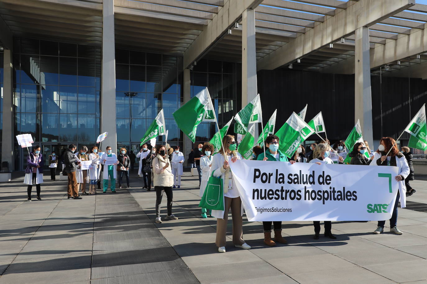 Fotos: Las enfermeras se concentran a las puertas del HUBU