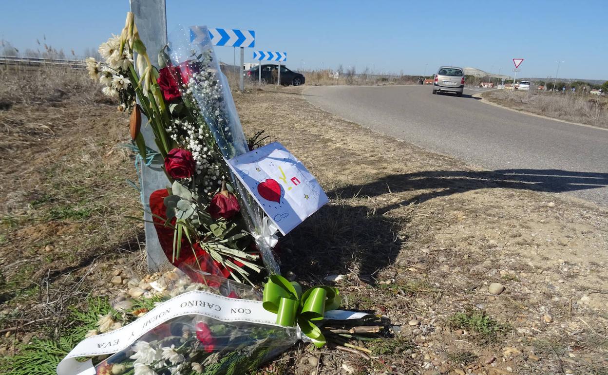 Flores en el lugar cercano a donde fue hallado el cadáver de Esther López el pasado 5 de febrero 