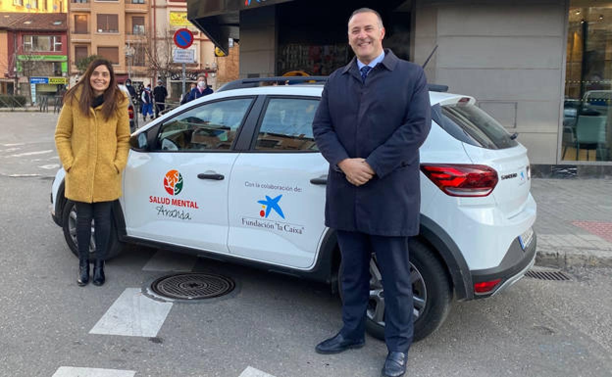 Eva Fernández, directora de Salud Mental Aranda, y José Ángel Torres, director de área de negocio de CaixaBank en Aranda de Duero, en el acto de entrega del vehículo. 
