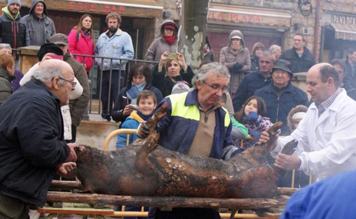 Imagen de archivo de la matanza del cerdo en Quintanar de la Sierra. 