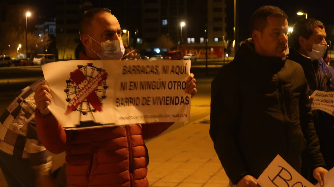 Fotos: Concentración silenciosa en Fuentecillas contra las barracas