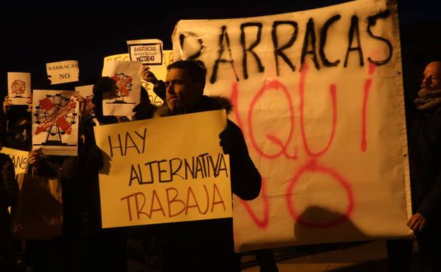 Vecinos de Fuentecillas se concentran en silencio contra las barracas