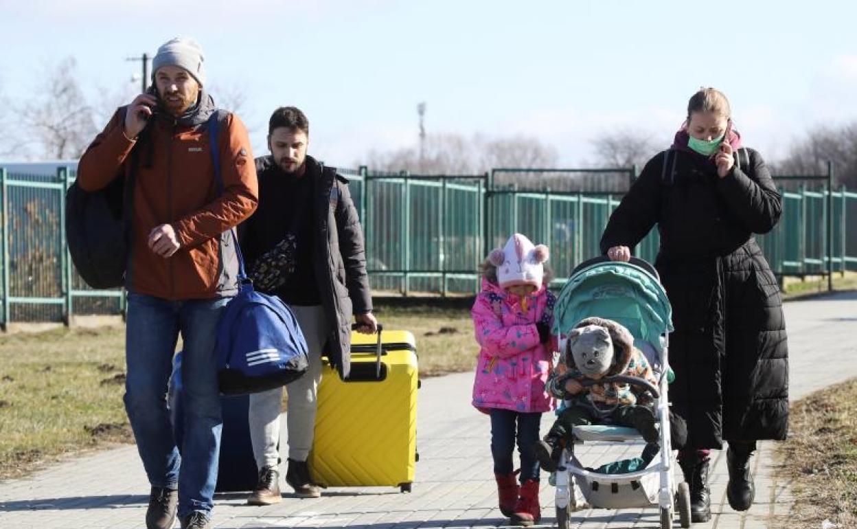 Una familia Ucraniana cruza la frontera de Polonia. 