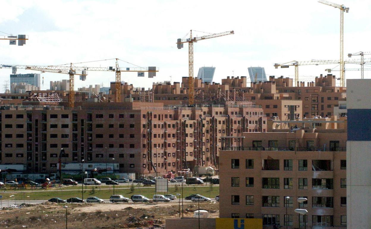 Edificios de vivienda en construcción en un barrio de Madrid. 