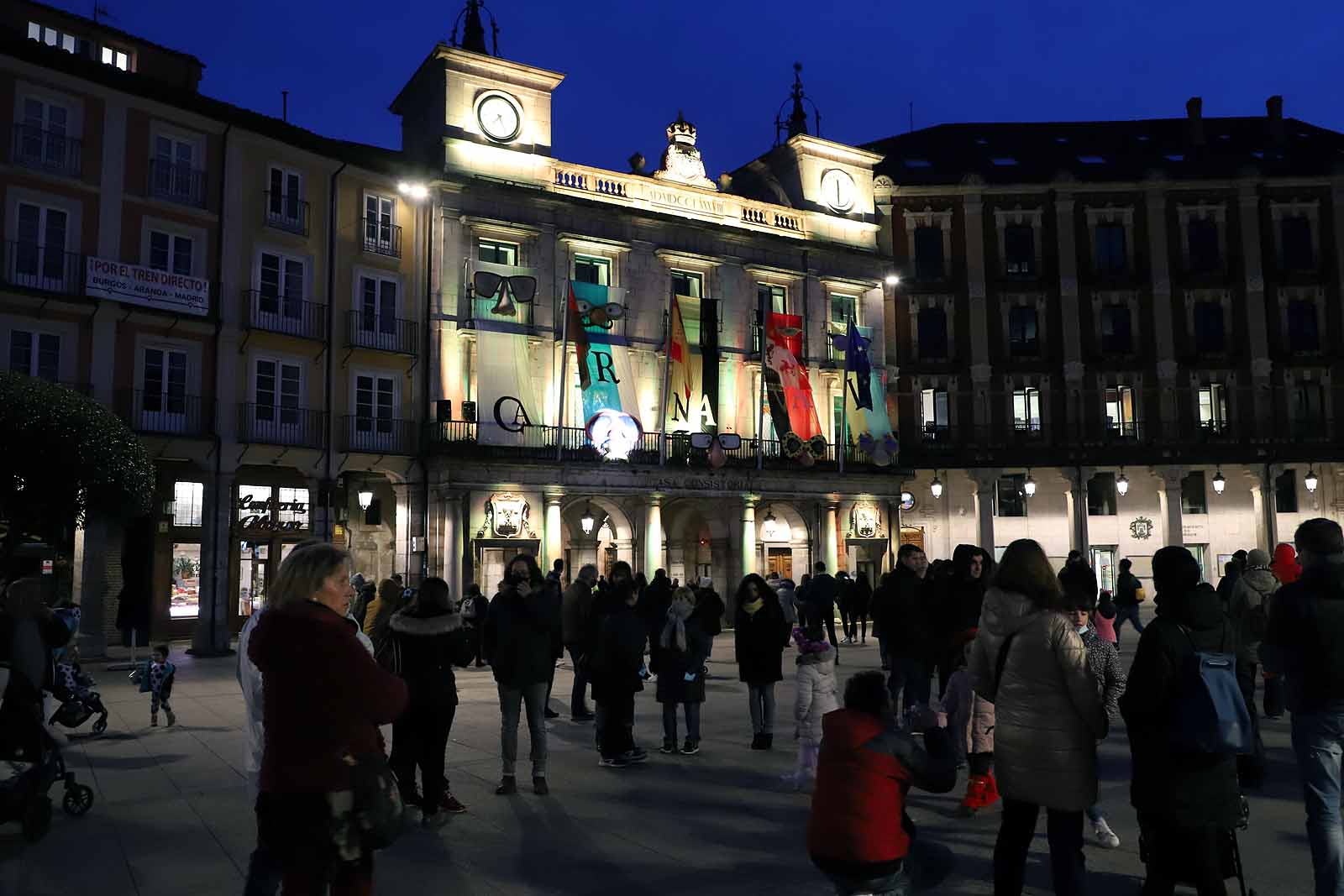 El pregón de Carnaval ha vuelto al balcón del Ayuntamiento.