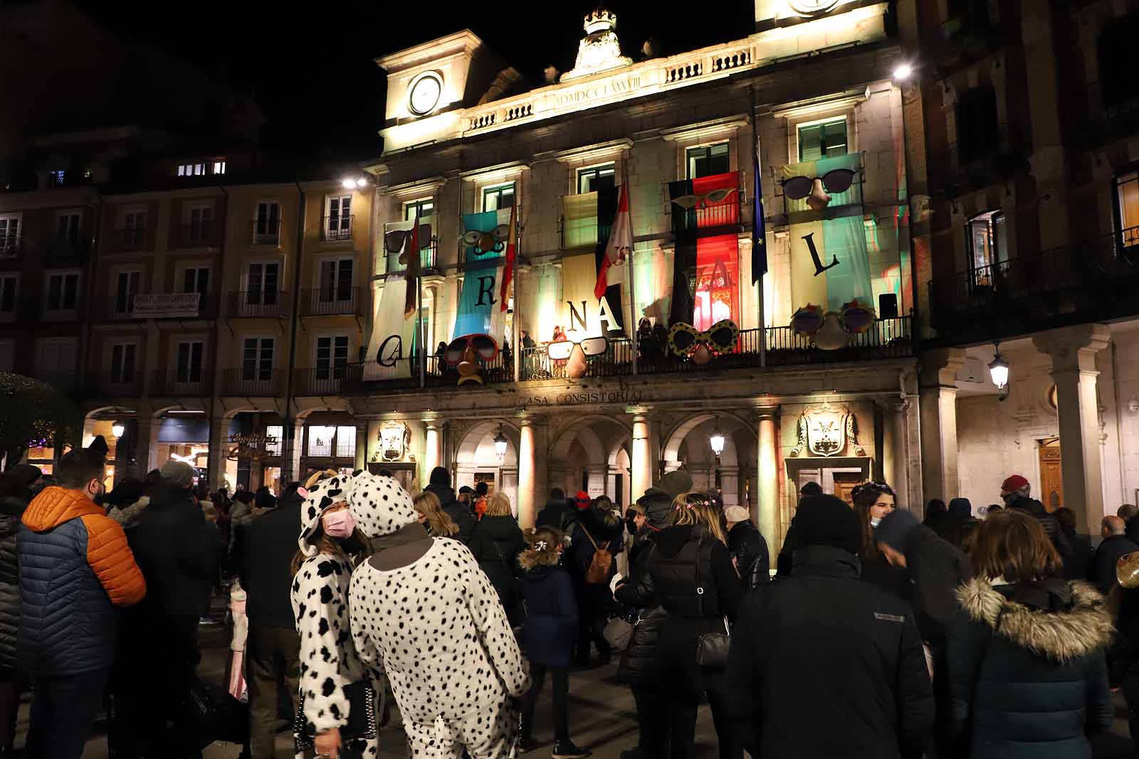 El pregón de Carnaval ha vuelto al balcón del Ayuntamiento.