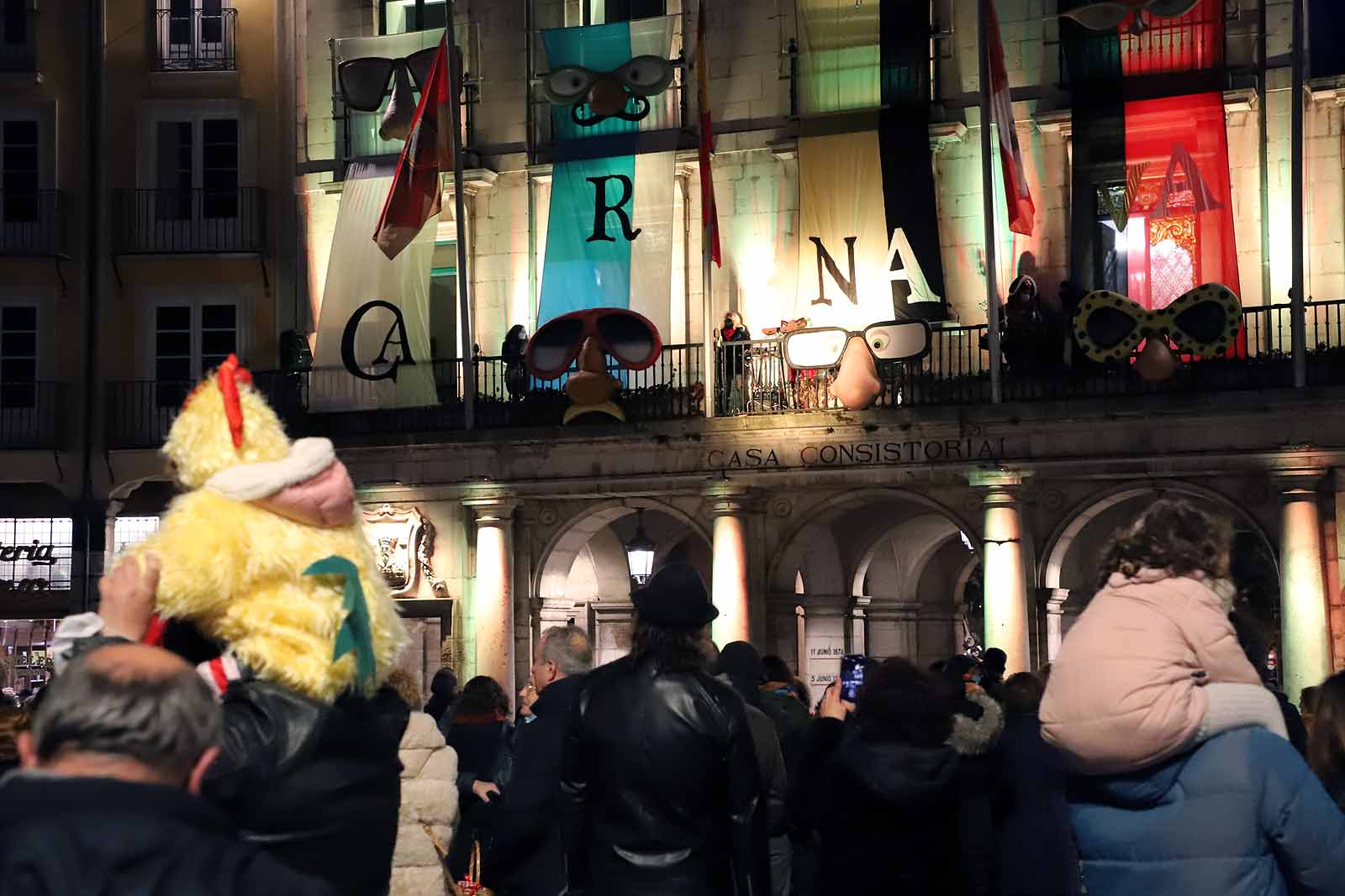 El pregón de Carnaval ha vuelto al balcón del Ayuntamiento.