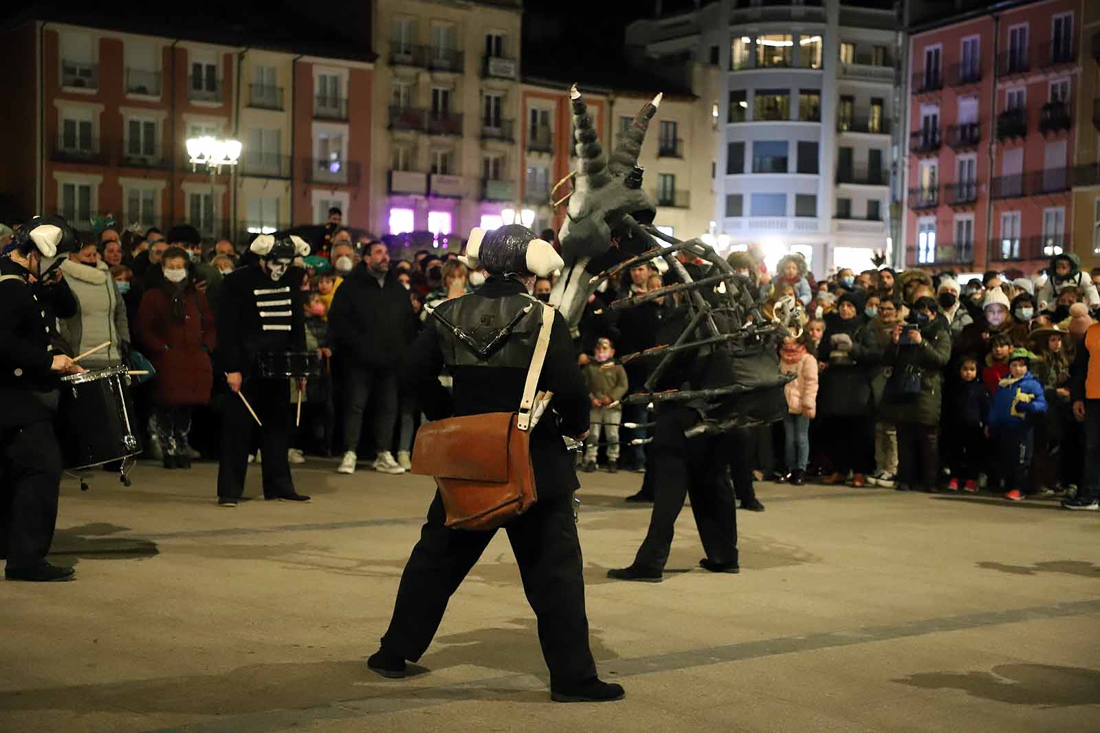 El pregón de Carnaval ha vuelto al balcón del Ayuntamiento.