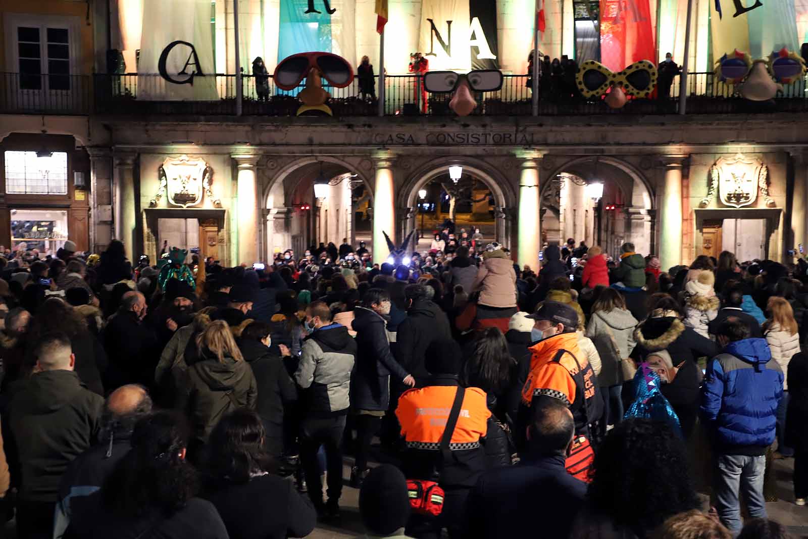 El pregón de Carnaval ha vuelto al balcón del Ayuntamiento.