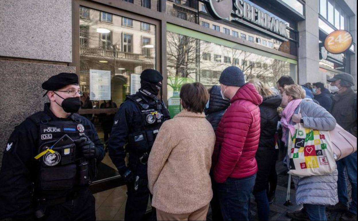 Clientes del banco ruso Sberbank, agolpados en una oficina en Praga. 