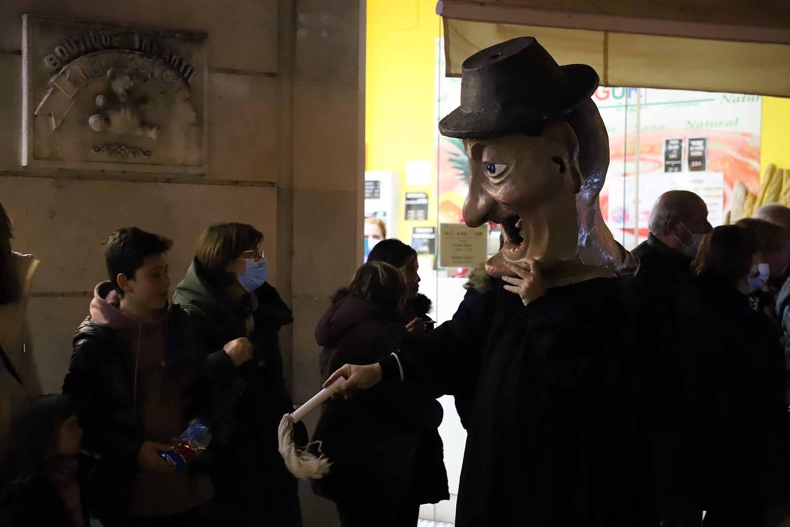 El genio de Aladín viaja en su alfombra