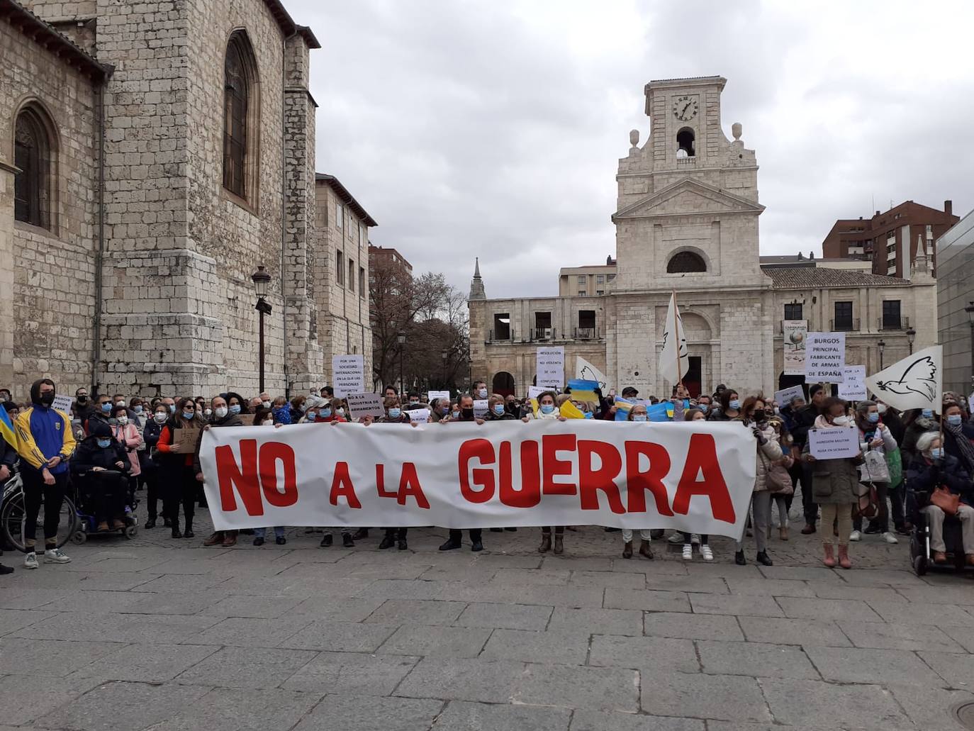 Pancarta principal de la concentración en repulsa hacia la guerra.