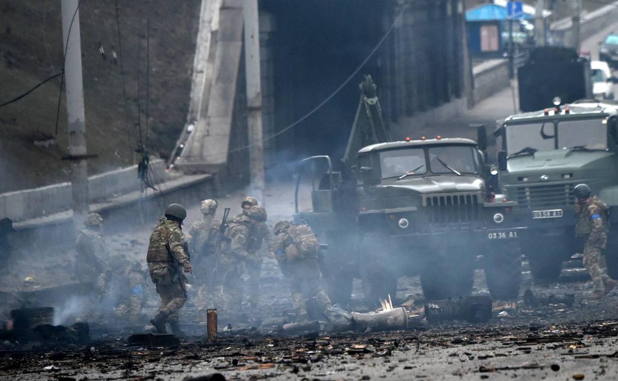 Las tropas ucranianas, tras sufrir un ataque por parte del ejército ruso en Kiev. 